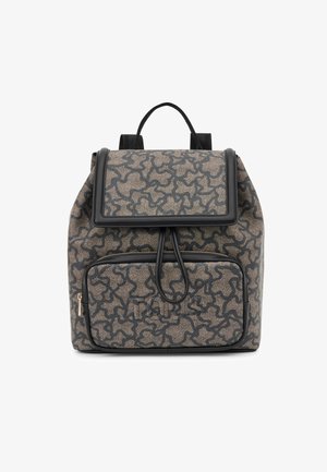 Zaino marrone con motivo, realizzato in un tessuto testurizzato, con dettagli in pelle nera, patta superiore, tasca frontale con zip e spallacci doppi regolabili.