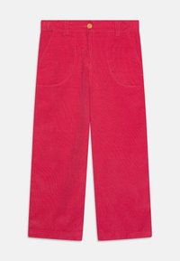 Lys rosa cordfløyelsbukser med straight leg-design, som har fem lommer, knappeåpning og synlig teksturert ribbing gjennom hele.