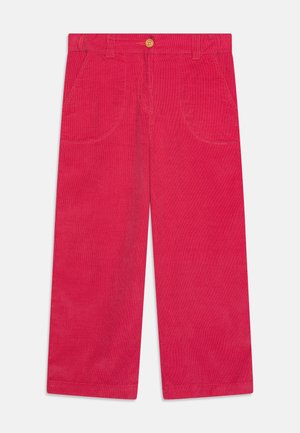 Pantaloni in corduroy rosa brillante con design a gamba dritta, dotati di cinque tasche, chiusura con bottone e rigonfiamenti testurizzati visibili su tutta la superficie.