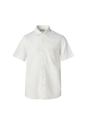 Camisa blanca de manga corta en tejido ligero con cierre de botones en el frente, cuello y un bolsillo en el pecho. Presenta una textura sutil y un diseño sencillo.