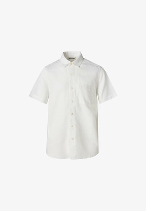 Camisa blanca de manga corta en tejido ligero con cierre de botones en el frente, cuello y un bolsillo en el pecho. Presenta una textura sutil y un diseño sencillo.