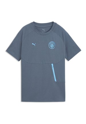 Mørkegrå Manchester City t-shirt med blåt Puma-logo, klubvåben og en blå lynlåslomme nederst til højre foran. Korte ærmer.
