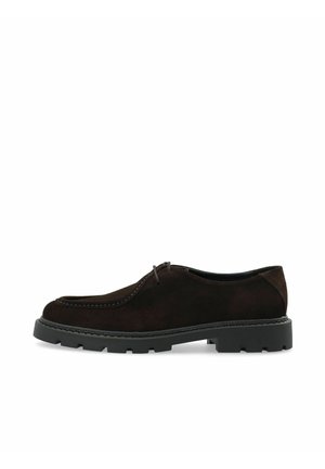 Zapato de hombre de ante marrón oscuro con cordones, suela gruesa de goma negra y detalles cosidos en la parte delantera y los laterales.