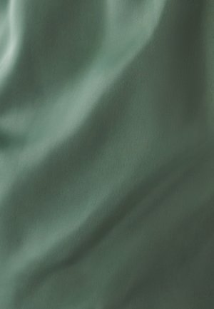 Tissu en satin de couleur vert foncé, avec une texture lisse et un léger éclat, drapé en doux plis, créant des vagues et des ombres délicates.