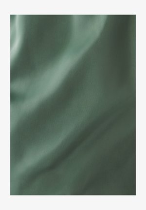 Tissu en satin de couleur vert foncé, avec une texture lisse et un léger éclat, drapé en doux plis, créant des vagues et des ombres délicates.