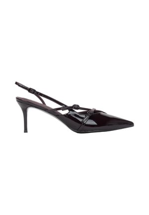 Schwarzer Lackleder-Pumps mit spitzer Spitze, dünnen verstellbaren Riemchen und schmalem Absatz.