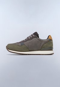 Męskie buty sportowe w kolorze oliwkowym i szarym, wykonane z syntetycznych materiałów, z fakturowanymi akcentami, sznurowanym zapięciem oraz gumową podeszwą z przyczepnością.