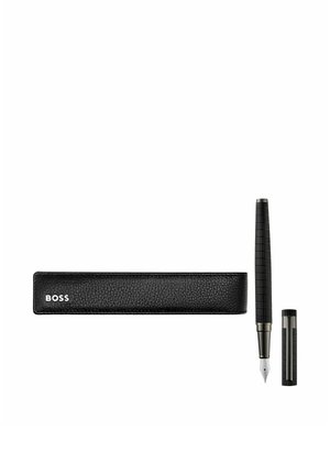 Sort tekstureret fyldepen med fjernet låg ved siden af et matchende sort rektangulært etui mærket BOSS på en hvid baggrund.