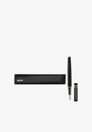 Schwarzer strukturierter Füllfederhalter mit abgenommenem Verschluss neben einem passenden schwarzen rechteckigen Etui mit der Aufschrift BOSS auf weißem Hintergrund.