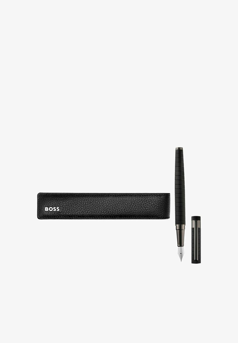 Stylo plume texturé noir avec capuchon retiré à côté d'un étui rectangulaire noir assorti portant l'inscription BOSS sur fond blanc.