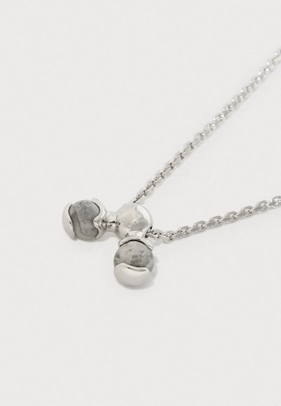 Ασημένιο κολιέ αλυσίδα με τρεις στρογγυλές χάντρες σε γκρι αποχρώσεις, η καθεμία περικλεισμένη σε στιλβωμένο ασημένιο πλαίσιο, με ομαλή υφή.