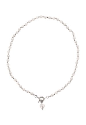 Ketting met afwisselend kleine witte parels en zilveren kralen, voorzien van een zilveren sluiting en een enkele hartvormige witte parel als hanger.