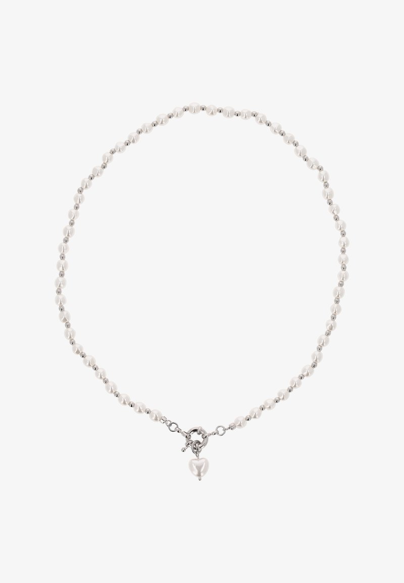 Halskette mit abwechselnd kleinen weißen Perlen und Silberperlen, ausgestattet mit einem silbernen Verschluss und einem einzelnen herzförmigen weißen Perlenanhänger.