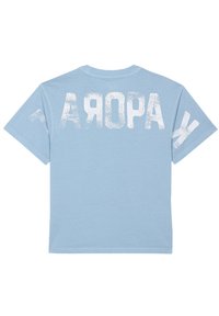 T-shirt en coton bleu clair avec un texte blanc en relief et usé au dos. Manches courtes et design classique à col ras du cou.