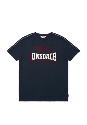 Camiseta azul marino de manga corta con el logo "Lonsdale London" en blanco y rojo y un gráfico de león en el pecho, con rayas blancas en los hombros.