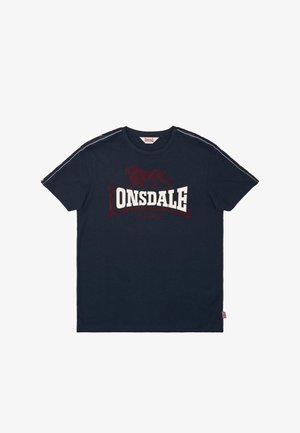 Laivastonsininen lyhythihainen T-paita, jossa valkoinen ja punainen "Lonsdale London" -logo sekä leijonakuva rinnassa, valkoiset raidat olkapäillä.