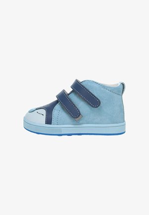 Blauwe suède schoen met lichtblauwe en donkerblauwe accenten, voorzien van twee klittenbandsluitingen en een rubberen zool. Ronde neus met decoratieve details.