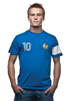 Blauw katoenen T-shirt met een wit gestreept patroon op de mouwen, een afbeelding van een haan en het cijfer "10" in het wit.