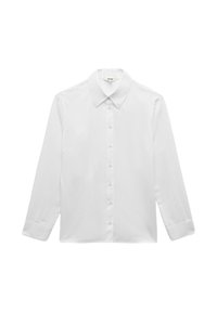 Camicia bianca a maniche lunghe in tessuto morbido, con colletto classico, chiusura a bottoni frontale e polsini con un pulsante.