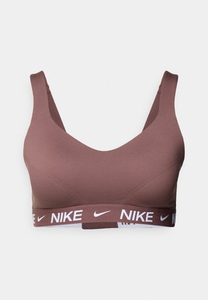 Barna sportmelltartó V-nyakkivágással, széles pántokkal, sima textúrával és egy fehér Nike logós szalaggal az alján.