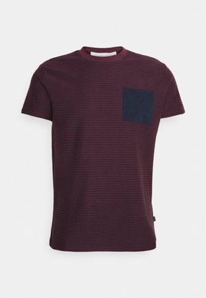Maroonowa koszulka w paski z okrągłym dekoltem i ciemnoniebieską kwadratową kieszenią na lewej piersi. Krótkie rękawy i miękka faktura tkaniny.