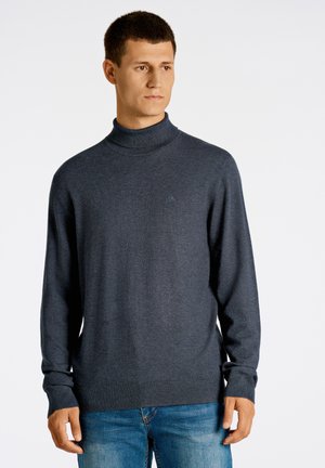 Suéter de cuello alto gris oscuro en un tejido suave, con un diseño ajustado, puños y dobladillo acanalados, y un logo sutil en el pecho.