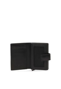 Černá kožená peněženka s hladkým povrchem, několika sloty na karty a uzávěrem na patentku, s průhlednou kapsou na doklady a embosovaným logem.