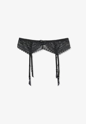 Ce porte-jarretelles en dentelle noire présente des bords festonnés, un accent de nœud central et des bretelles réglables avec des finitions en satin pour un look délicat.