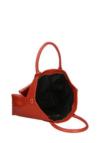Borsa a mano in pelle rossa con finitura strutturata, chiusura con zip e doppi manici. Interno foderato in tessuto nero; presenta una tasca con zip.