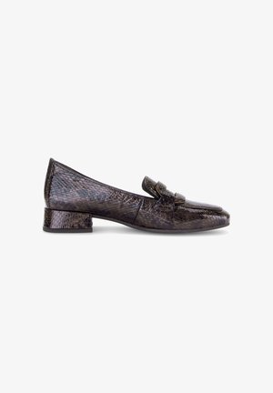 Mocassin femme marron foncé à petit talon, avec une texture brillante effet serpent synthétique et un détail décoratif de sangle sur fond blanc.