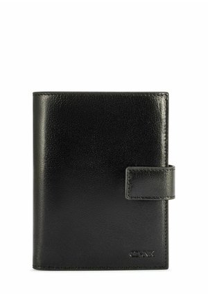 Czarny, gładki portfel ze skóry z zatrzaskiem oraz subtelnym tłoczonym logo w dolnym prawym rogu, zamknięty, widok z przodu.