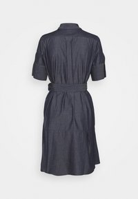 Robe courte bleu foncé à manches courtes, longueur genou, avec col et ceinture en tissu assorti, vue de dos sur fond blanc.