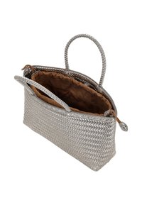 Zilverkleurige geweven handtas met een beige stoffen voering, twee stevige handvatten en een slanke rechthoekige vorm. Open bovenkant met gedetailleerde stiksels.