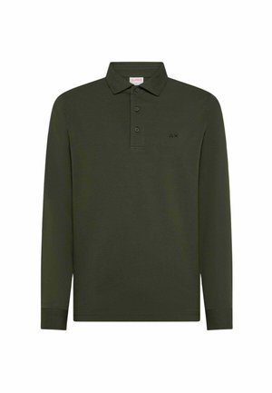 Polo a maniche lunghe di colore verde scuro, realizzato in morbido tessuto di cotone. Presenta un colletto classico, tre bottoni e un piccolo logo sul lato sinistro del petto.