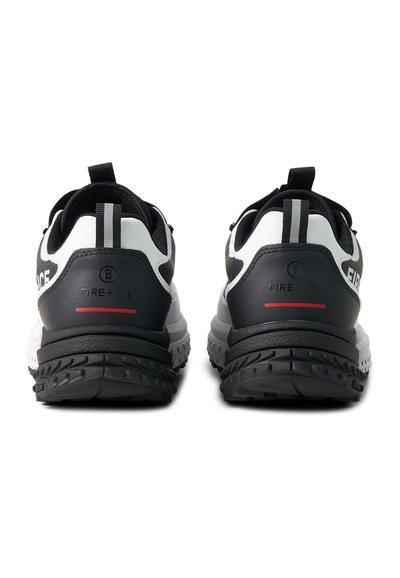 Paire de chaussures de sport noires et blanches avec semelles épaisses, languettes arrière et marquage « FIRE + ICE » au talon et sur les côtés.