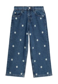 Jeans de pierna ancha de mezclilla en azul oscuro con bordado de flores blancas esparcidas por todo el tejido. Tiene un diseño de cinco bolsillos y cierre de botón metálico.