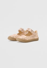 Pantofi Mary Jane de culoare roz deschis, cu un model floral, având o curea cu arici și o talpă din cauciuc pentru aderență și confort. Textură netedă.