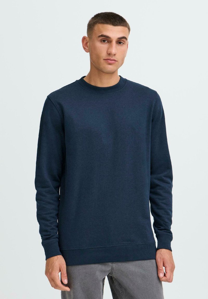 Felpa blu navy realizzata in misto cotone, con scollatura a girocollo, maniche lunghe e polsini e orlo a costine. Design semplice e senza pattern.