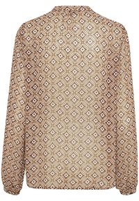 Långärmad blus i genomskinligt tyg med ett geometriskt mönster i röd, brun och krämfärg. Rund halsringning med rynkad detaljer.