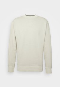 Felpa crewneck beige chiaro, realizzata in tessuto morbido, con polsini e orlo a coste, decorata con un discreto logo "BOSS" sul davanti.