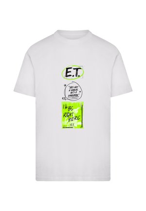 Weißes T-Shirt mit gedruckten Grafiken: grüne Akzente mit dem Text "E.T." und Zitaten auf einem strukturierten Hintergrund. Lässige Passform.