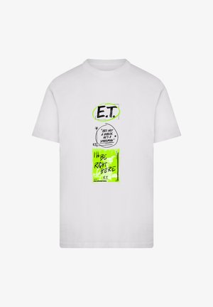 Weißes T-Shirt mit gedruckten Grafiken: grüne Akzente mit dem Text "E.T." und Zitaten auf einem strukturierten Hintergrund. Lässige Passform.