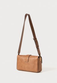 Bruine leren crossbody tas met een rechthoekige vorm, verstelbare schouderband, studded klepafsluiting en een gladde textuur. Accenten in goudkleurig metaal.