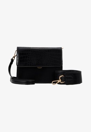 Černá kabelka přes rameno z umělé kůže s krokodýlí texturou, zlatou kováním a odnímatelným popruhem. Obsahuje klopové zavírání a vnitřní přihrádku.