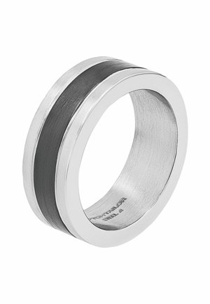 Brede zilveren metalen ring met een geborsteld donkergrijs middenachtige streep, gladde randen en gegraveerde tekst aan de binnenkant van de band.