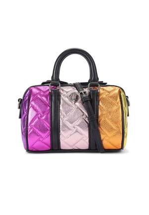 Petit sac à main matelassé avec des panneaux métalliques roses, violets, dorés et jaunes, des poignées noires et une bandoulière noire amovible.