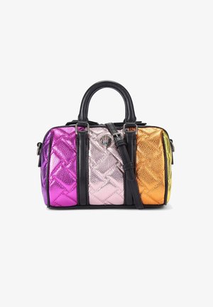 Petit sac à main matelassé avec des panneaux métalliques roses, violets, dorés et jaunes, des poignées noires et une bandoulière noire amovible.