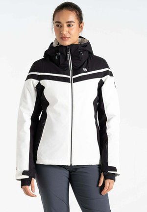 Weißer und schwarzer wasserdichter Jacke mit Frontreißverschluss, hohem Kragen, verstellbarer Kapuze und kontrastierenden Streifen über der Brust und den Schultern.
