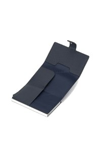 Portafoglio per passaporto in pelle navy con finitura testurizzata, dotato di due scomparti interni e chiusura a scatto. Design compatto per la comodità durante i viaggi.