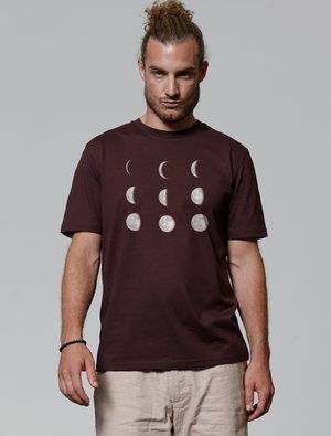 Bordeaux-kleurige katoenen t-shirt met een ontwerp van de maanfases in lichtgrijs over de borst. Korte mouwen en een standaard pasvorm.